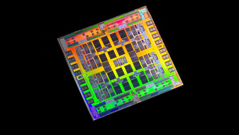 Опубликованы качественные фотографии российского процессора «Эльбрус-8С»