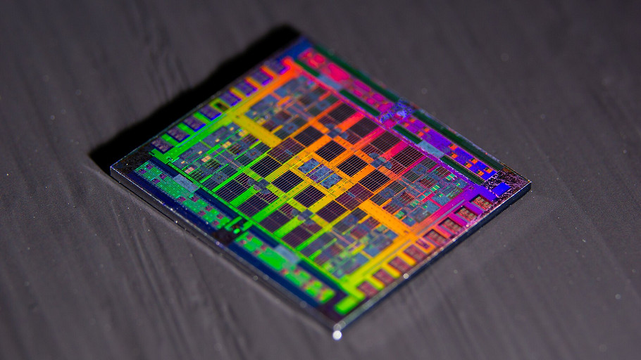 Опубликованы качественные фотографии российского процессора «Эльбрус-8С»