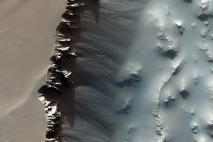 Впечатляющее фото: завораживающий марсианский каньон запечатлели в подробностях