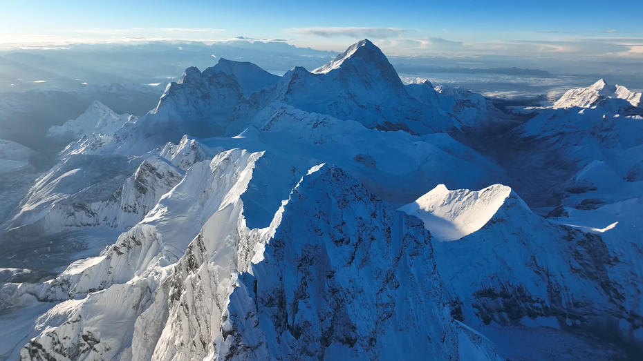 Коммерческий дрон впервые в истории облетел Эверест