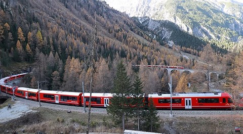 В Швейцарии запустили самый длинный поезд. Представьте: 100 вагонов растянулись на 2 километра! Подробнее →