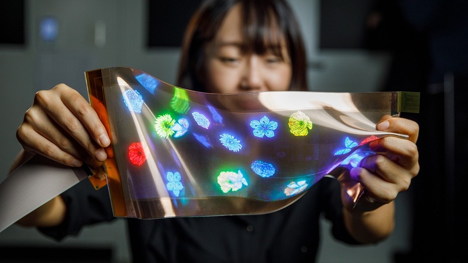 LG показала первый в мире гибкий дисплей, который можно растягивать и скручивать