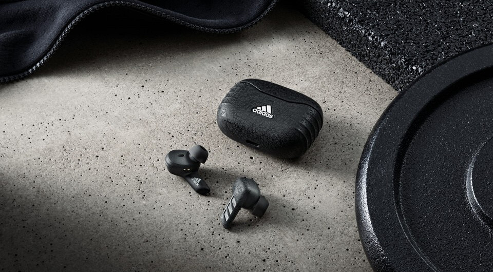 Для спорта и фитнеса: Adidas представил новые беспроводные наушники