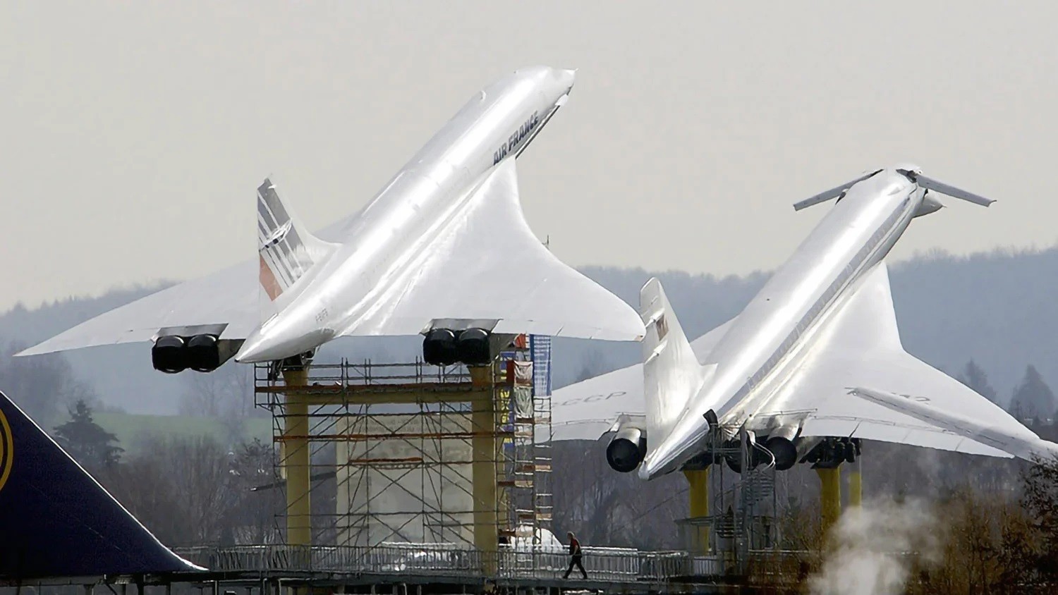 Ту 144 и конкорд. Ту-144 сверхзвуковой самолёт. Concorde ту 144. Самолёт Конкорд и ту 144.