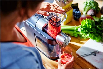 Соковыжималка от Philips мощная и при этом легкая и компактная. Отжим производится с помощью одного шнека, и, хотя многие пользователи жалуются на влажный жмых при максимальном отжиме, од...