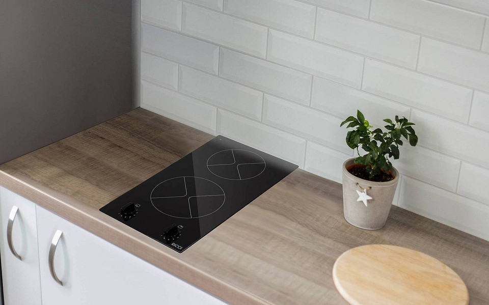 Как уместить максимум нужной техники на маленькой кухне?