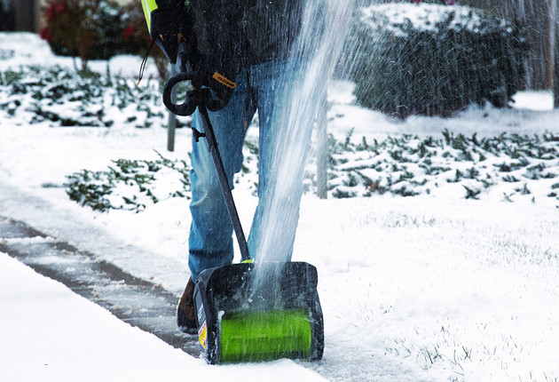 Снеголопата: что это такое и какую лучше взять?