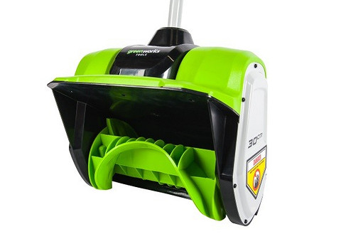 Здесь используется одноступенчатый способ очистки: то есть шнек захватывает снег, и он же выбрасывает его вперед или в сторону. Поскольку двигатель не особо мощный, используют легкий плас...