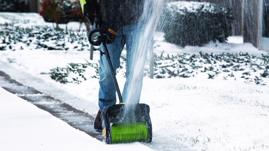 Снеголопата: что это такое и какую лучше взять