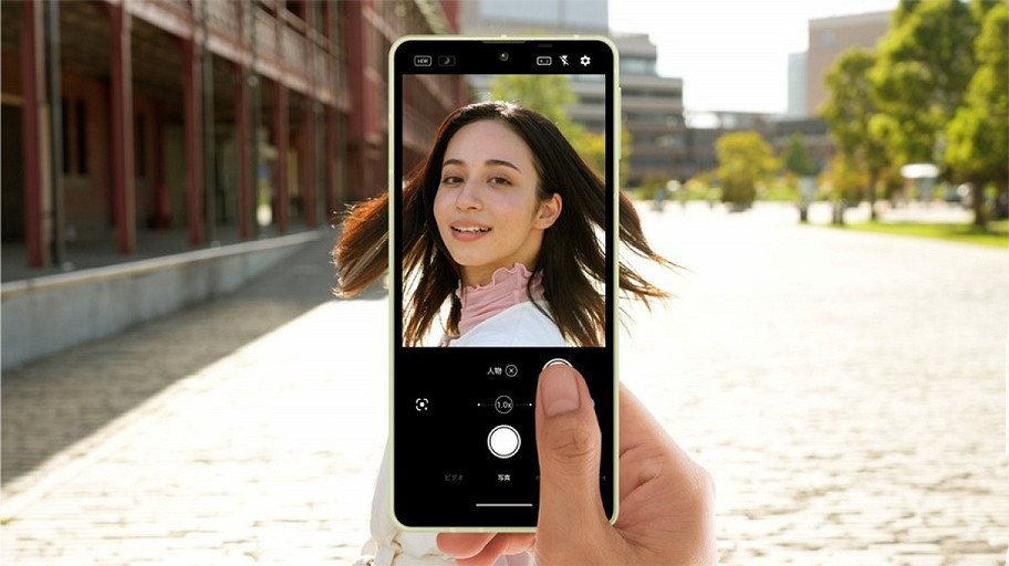 Представлен доступный и компактный смартфон Sharp Sense8 с оригинальным дизайном и ярким дисплеем