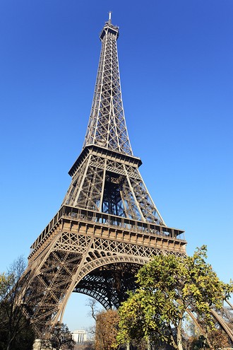 Однажды в Парижской газете написали, что Эйфелеву башню нужно реставрировать, а также мимоходом отметили, что проще было бы ее разобрать и сдать в металлолом. Ушлый виртуоз, имея за...