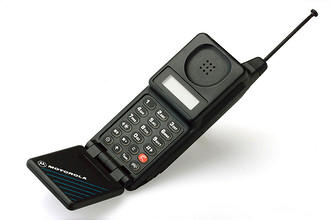 Позже линейка телефонов DynaTAC совершенствовалась и уменьшалась в габаритах. Например, в 1989 году был выпущен Motorola MicroTAC 9800X с откидной крышкой, который легко помещался на ладо...