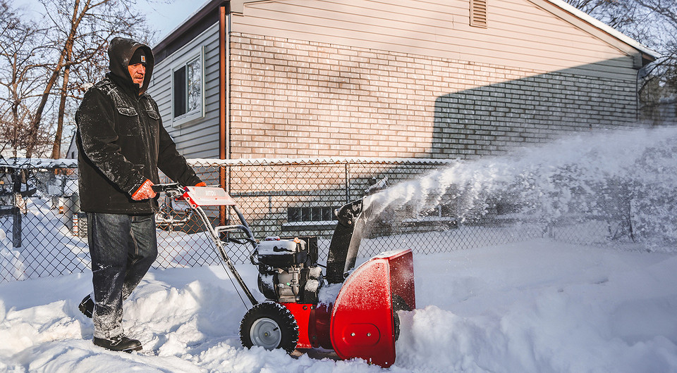 Выбираем бензиновый снегоуборщик: какой купить в 2025-2026 году