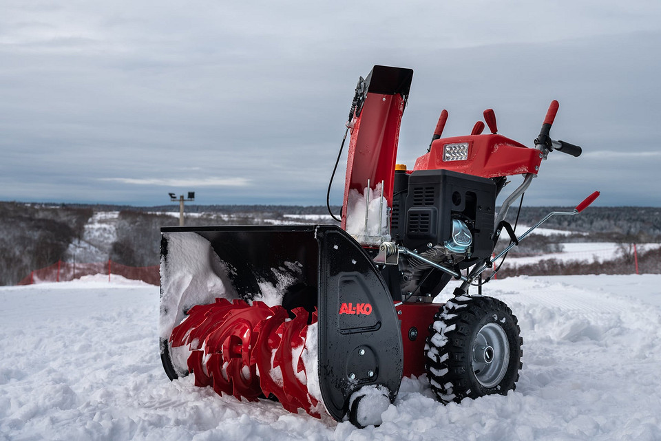 Выбираем бензиновый снегоуборщик: какой купить в 2025-2026 году