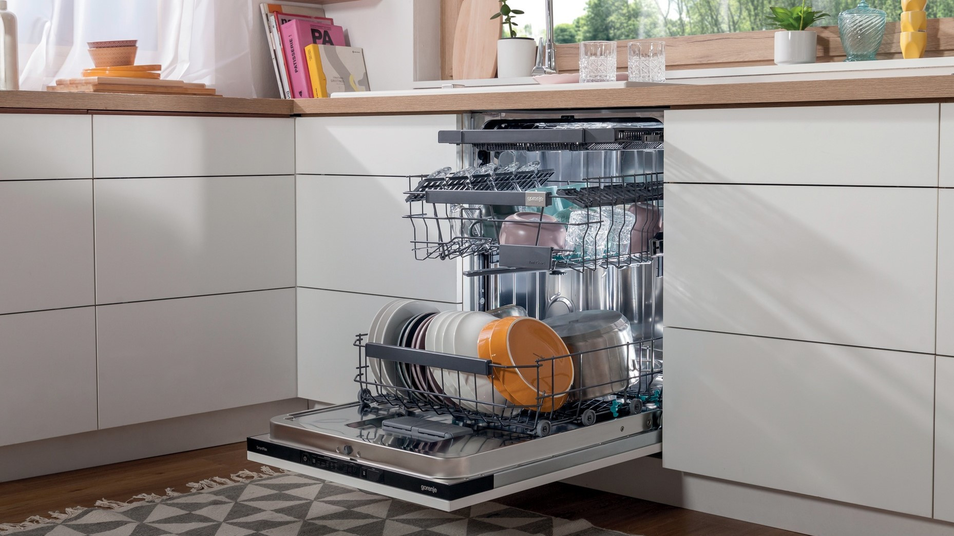 Почему посудомоечная машина стала. Посудомоечная машина Toshiba. Посудомоечная машина Gorenje неисправности. Посудомойка плохо моет посуду причины устранение. Посудомоечная машина Электролюкс плохо моет посуду причины.