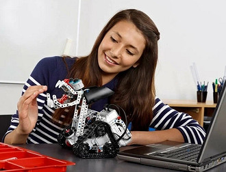 В наборе LEGO Mindstorms EV3 входит блок обработки сигналов (микрокомпьютер) EV3, 5 датчиков: 2 касания, ультразвуковой, цвета, гироскопический, а также 3 сервомотора, соединительные кабе...