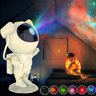 Например, ночник-проектор в форме космонавта станет отличным дополнением детской комнаты даже в выключенном состоянии. В нём есть 8 разных звёздных программ, 5 режимов яркости, настр...