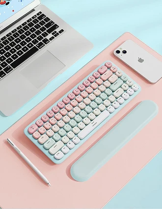 Классические клавиатуры обычно черного или белого цвета. Но есть очень симпатичные варианты с веселенькими клавишами мятно-розовых цветов. Более того, у модели UGREEN KU101 есть 4 ур...