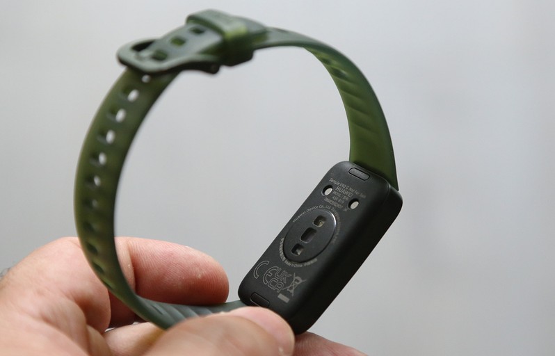 Обзор HUAWEI Band 8: самый тонкий и легкий фитнес-браслет бренда