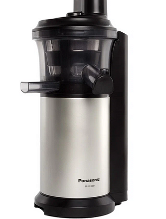 Модель от Panasonic с базовым набором характеристик: распространённые 150 Вт мощности, небольшая скорость в 45 об/мин, вместительные резервуары для сока (0,9 л) и мякоти (1,2 л). Из...