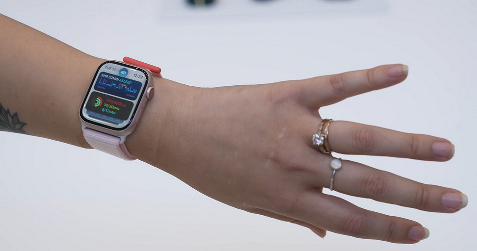 Опубликованы живые фото iPhone 15 Pro, 15 Pro Max, Apple Watch Ultra 2 и Watch Series 9