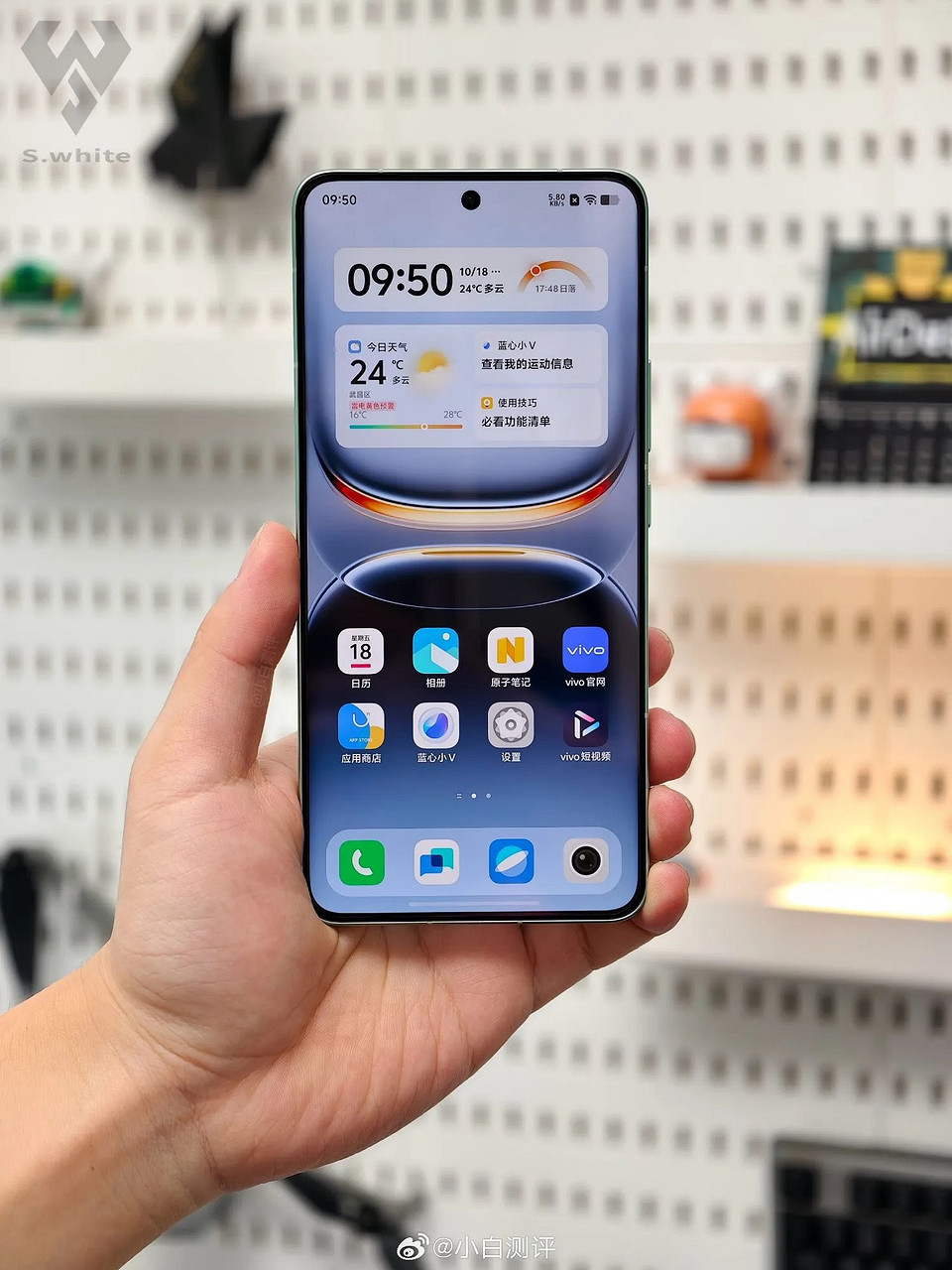 Флагман iQOO 13 с очень тонкими рамками засветился на фотографиях до анонса 