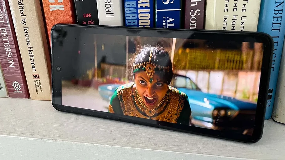 Названы 5 лучших смартфонов дешевле $300 на осень 2024