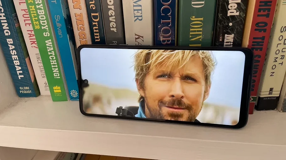 Названы 5 лучших смартфонов дешевле $300 на осень 2024