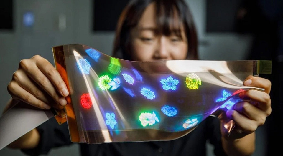 LG представила первый в мире по-настоящему растягивающийся дисплей