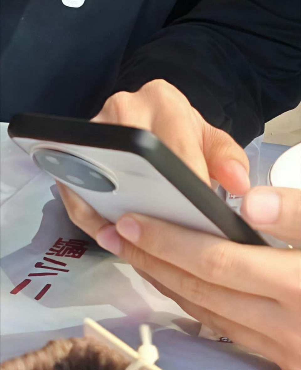 Redmi K80 засветился на шпионских фотографиях Redmi K80 засветился на шпионских фотографиях