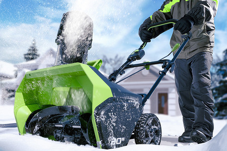 Стоит ли покупать аккумуляторный снегоуборщик или взять сетевой?