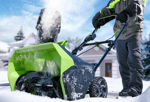 Стоит ли покупать аккумуляторный снегоуборщик или взять сетевой?
