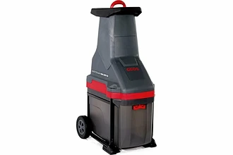 Не самое симпатичное, но вполне надежное по отзывам устройство мощностью 2,8 кВт предназначено для перемалывания кустарников и веток деревьев толщиной до 40 мм. Оно имеет ножевую систему...