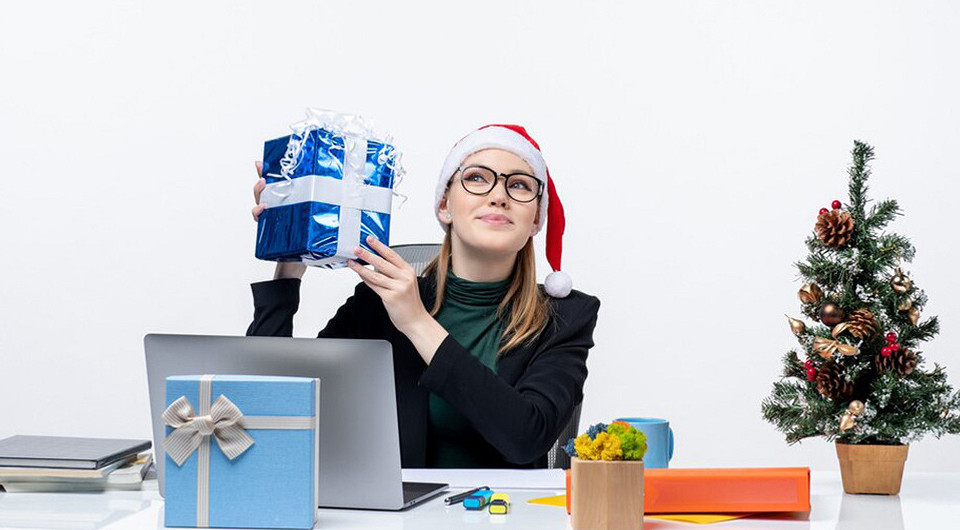 13 недорогих подарков для коллег на Новый год