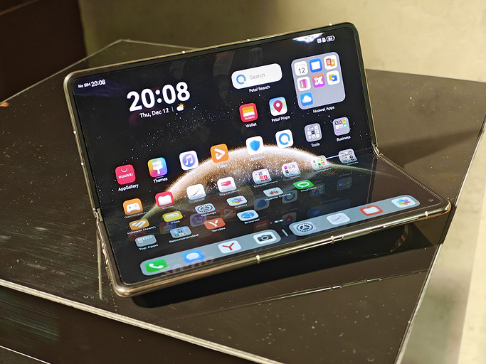 Российские ритейлеры начали прием предзаказов на складной HUAWEI Mate X6