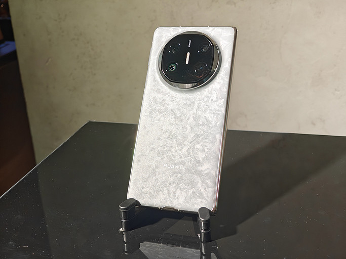 Российские ритейлеры начали прием предзаказов на складной HUAWEI Mate X6