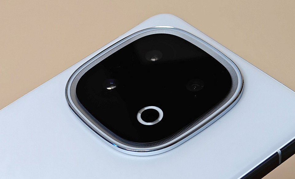 Обзор смартфона iQOO 13: один из лучших для игр и сложных задач