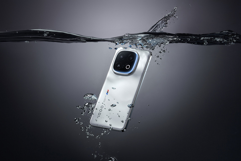 Обзор смартфона iQOO 13: один из лучших для игр и сложных задач