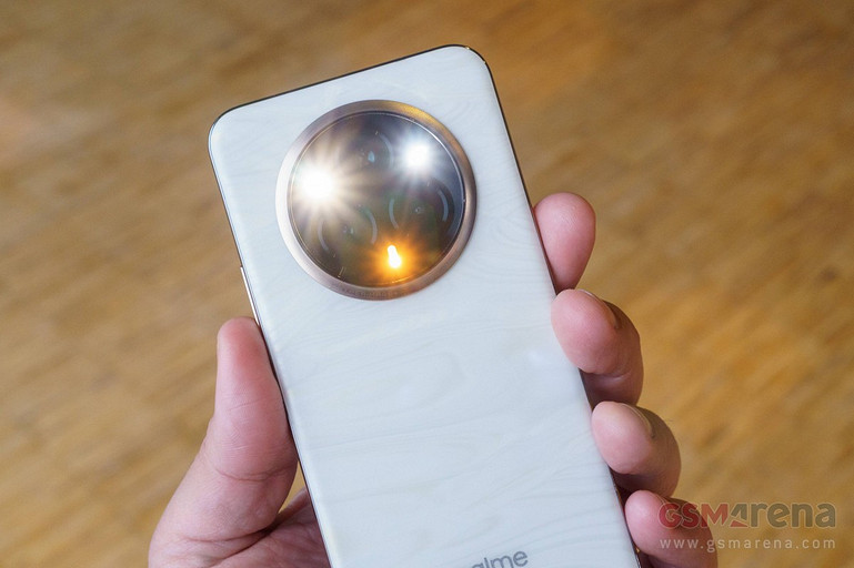 Смартфон realme 14 Pro+ показали на живых фото