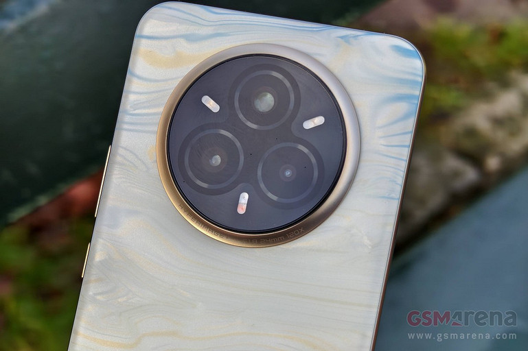 Смартфон realme 14 Pro+ показали на живых фото