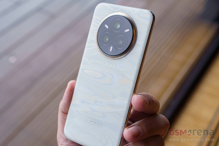 Смартфон realme 14 Pro+ показали на живых фото