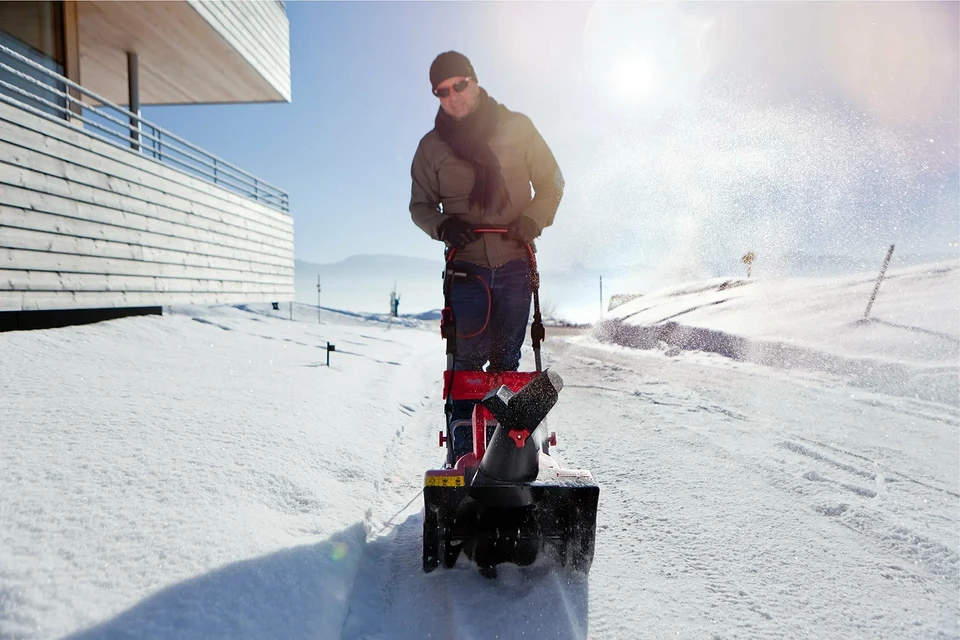 Снеголопата или снегоуборщик: чем лучше чистить участок? Снеголопата или снегоуборщик: чем лучше чистить участок?