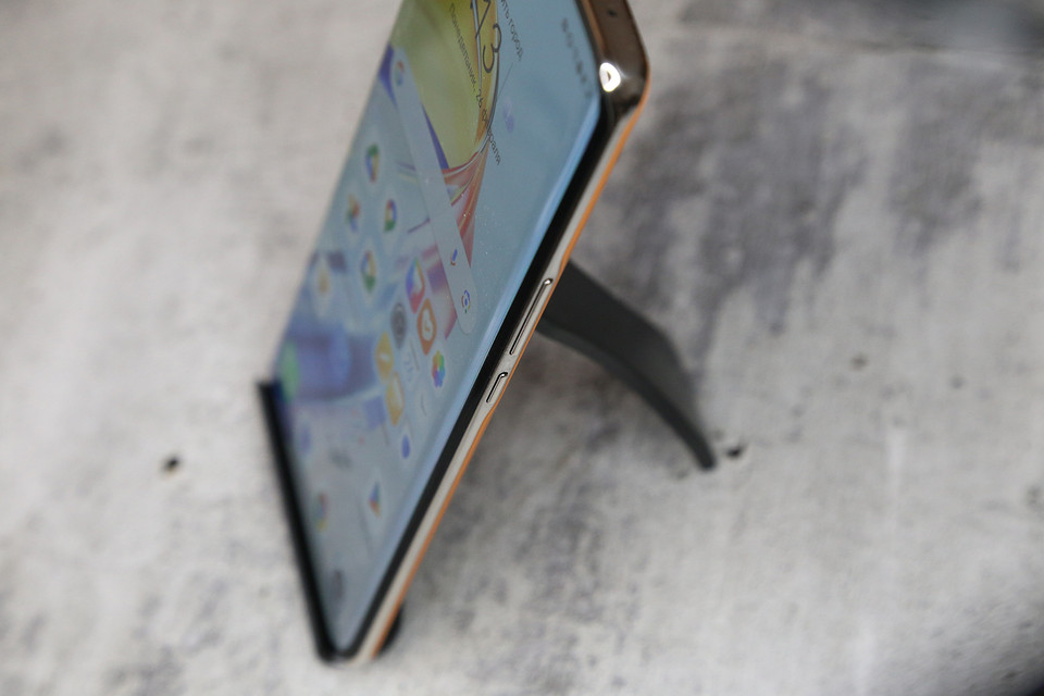 Обзор смартфона Honor X9b: космический дизайн и модный прочный экран