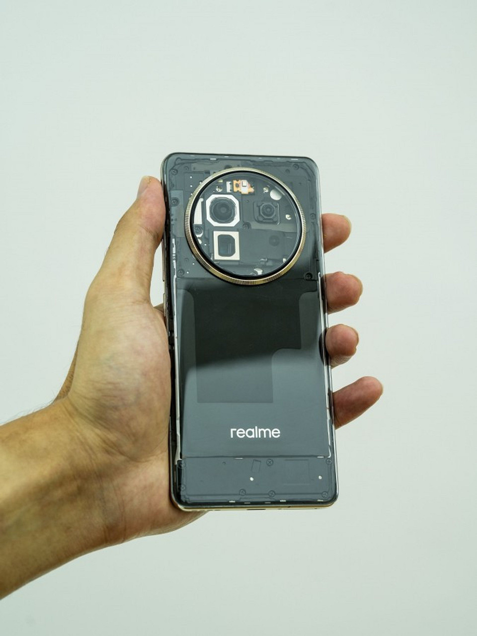 Realme выпустит спецверсию Realme 12 Pro+ с прозрачной задней панелью