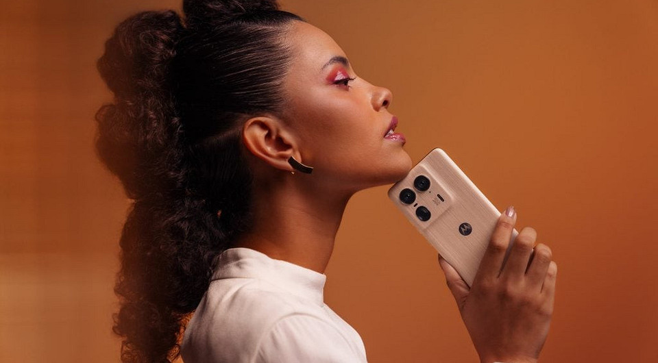 Представлен флагман Motorola Edge 50 Ultra с деревянным корпусом