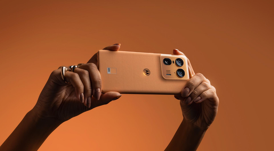 Представлен флагман Motorola Edge 50 Ultra с деревянным корпусом