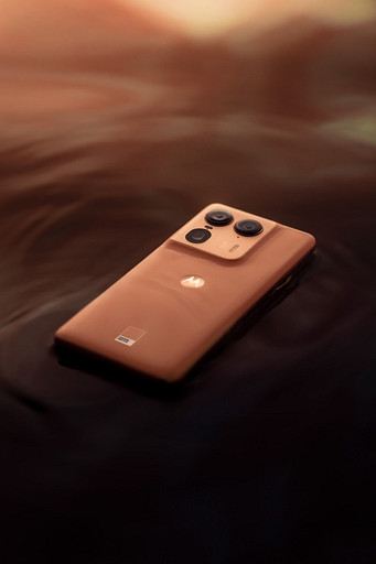 Представлен флагман Motorola Edge 50 Ultra с деревянным корпусом