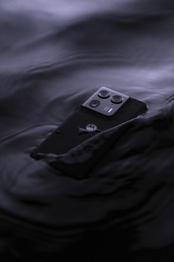 Представлен флагман Motorola Edge 50 Ultra с деревянным корпусом