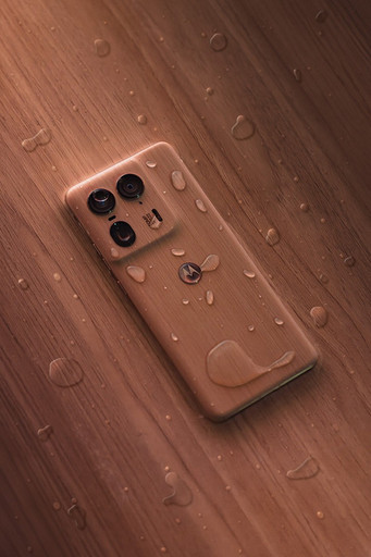 Представлен флагман Motorola Edge 50 Ultra с деревянным корпусом