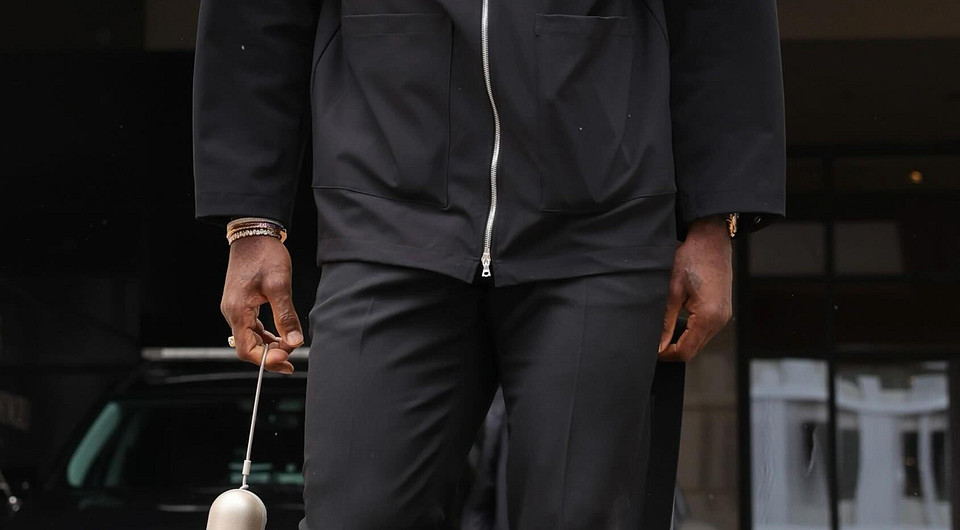 Баскетболист Леброн Джеймс вовсю пользуются колонкой Beats Pill, которую официально ещё не представили